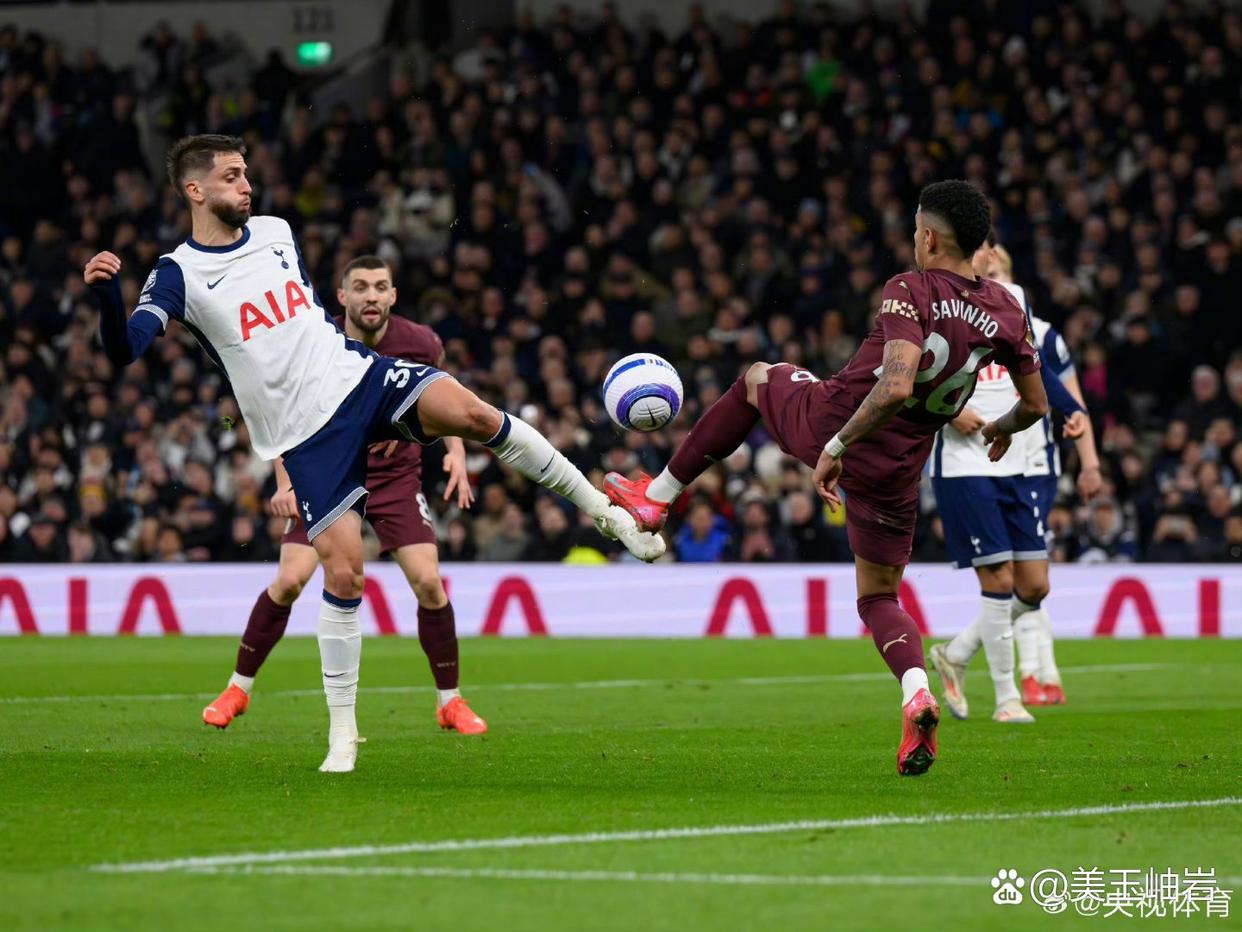 曼联客场取胜，全队合作默契的简单介绍