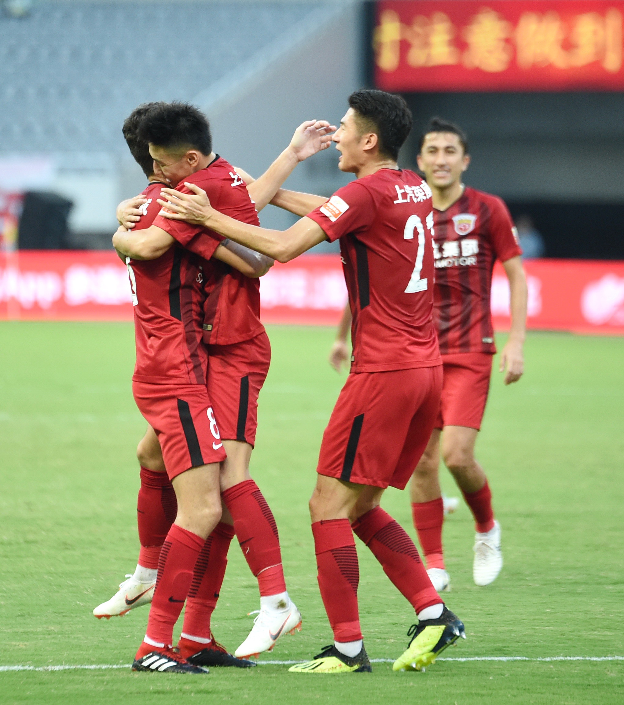 上海上港在场上表现强势，取得胜利的简单介绍