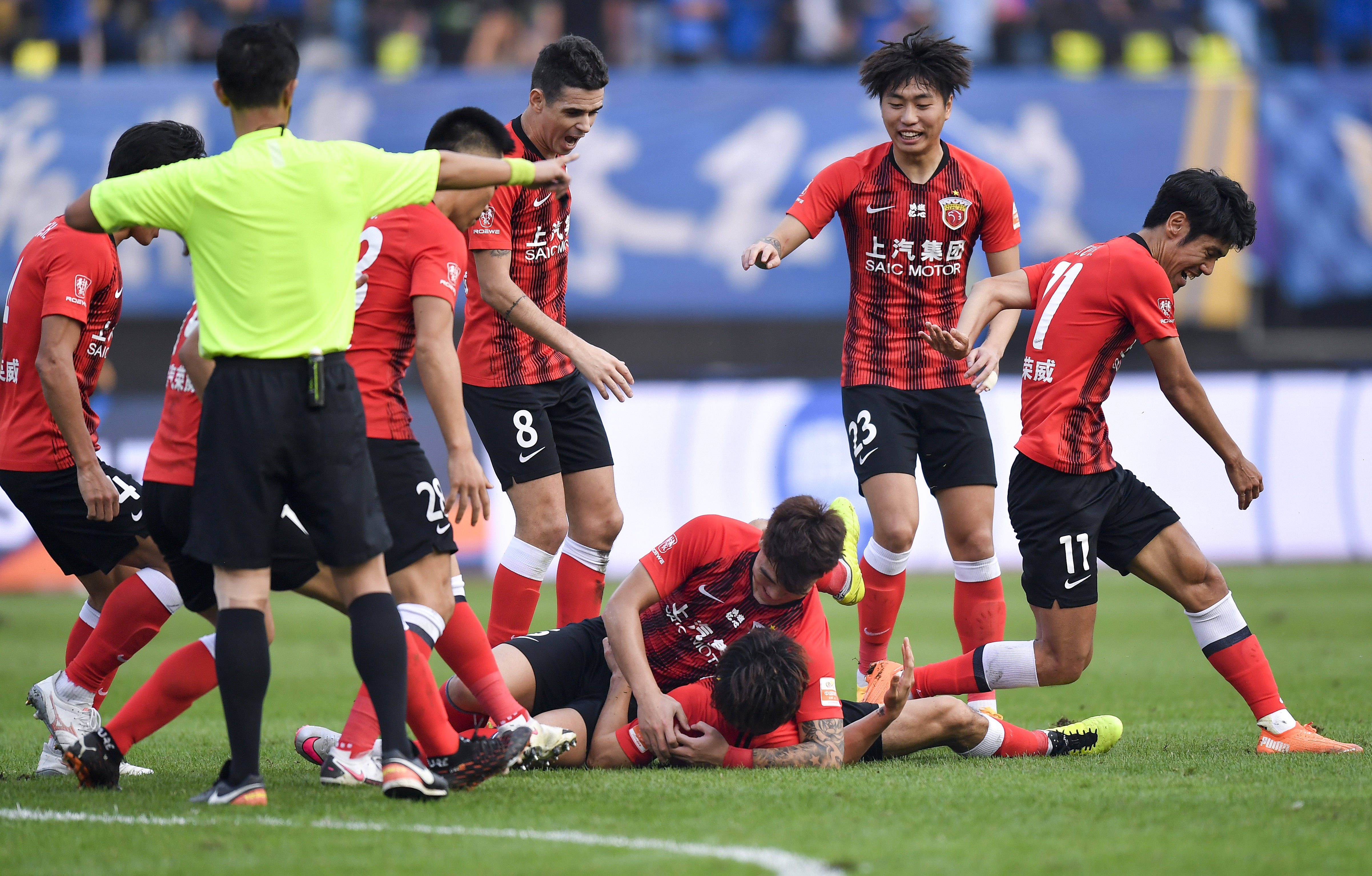 上海上港在场上表现强势，取得胜利的简单介绍