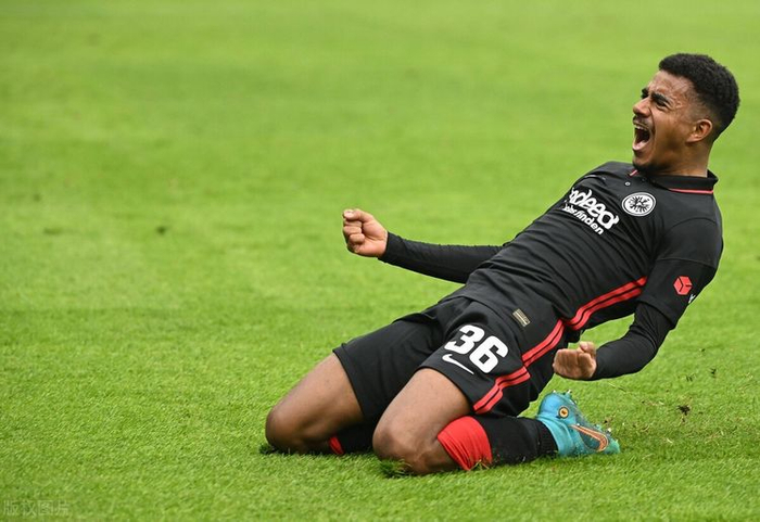 法兰克福全队士气高昂，决意披荆斩棘向前