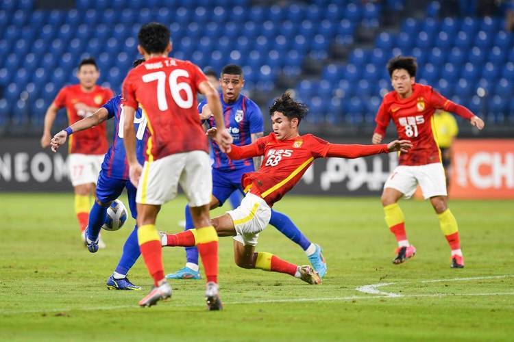 亚冠比赛实力对拼成焦点，球队竞争胜负难分