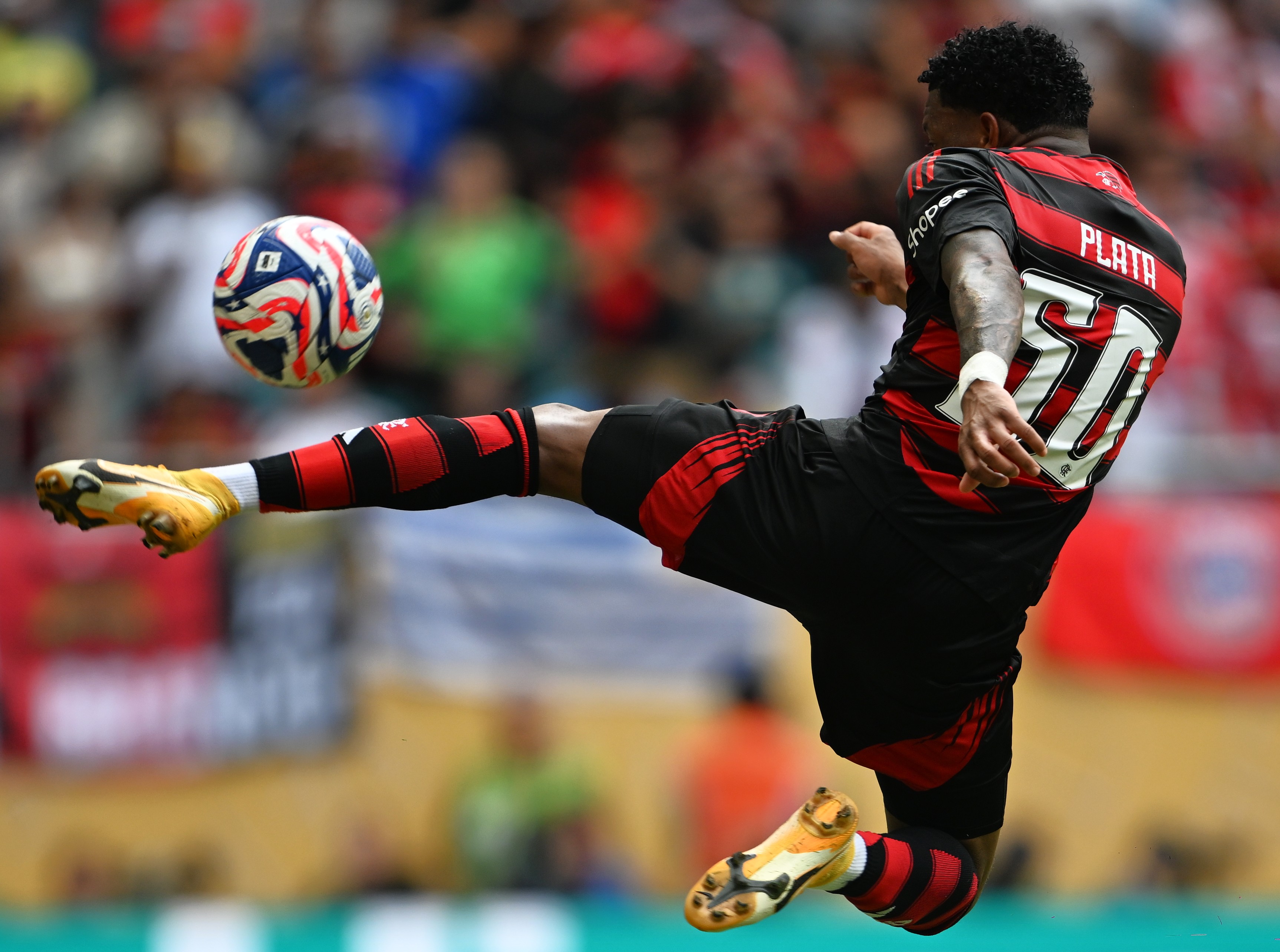 关于拜仁慕尼黑客场逼平那不勒斯，成功晋级四强的信息