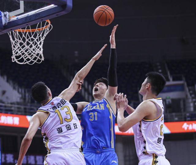 包含勇士碾压雷霆，王哲林关键制胜的词条