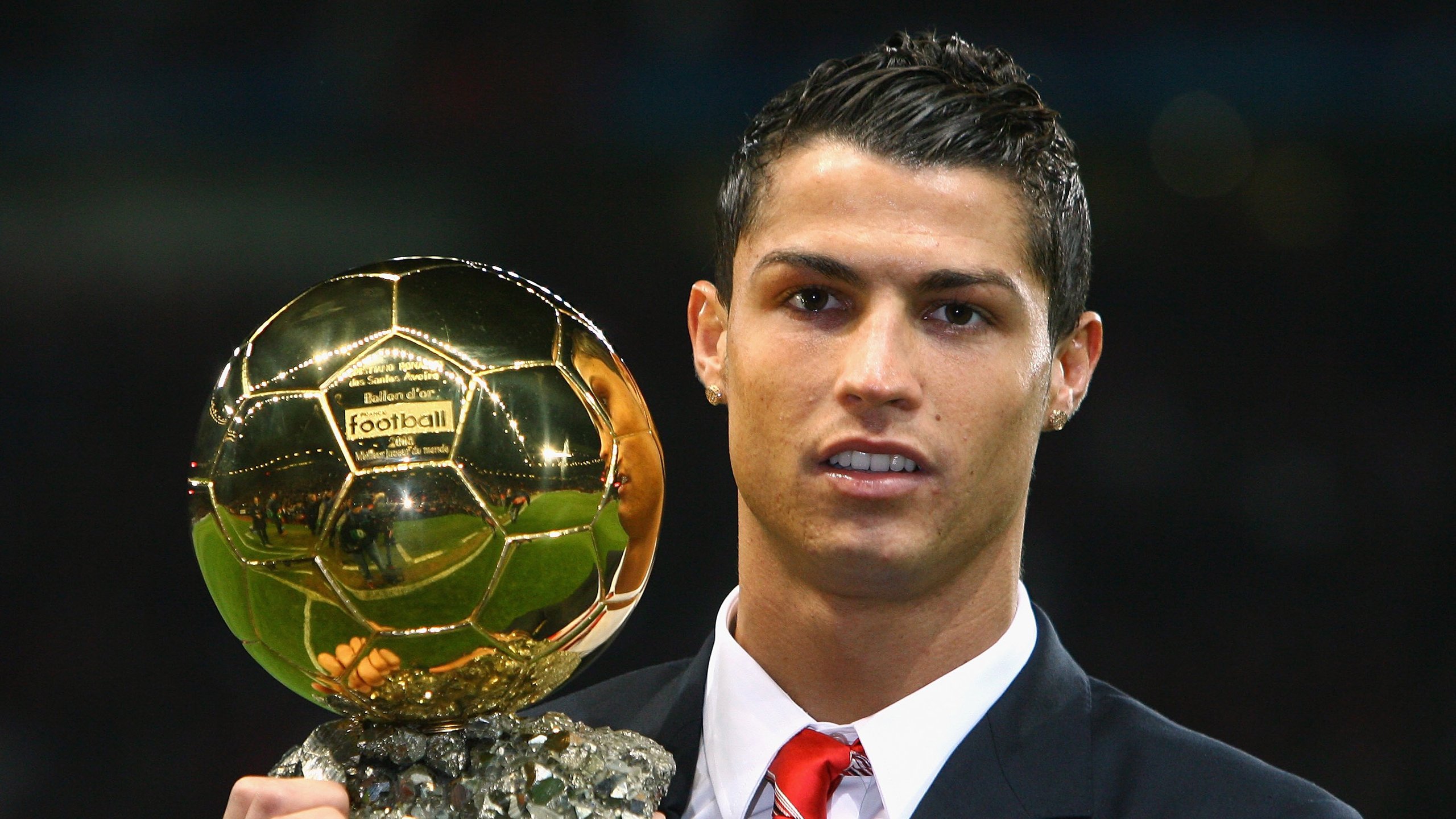 阿克用实力证明自己，沙特加时取胜波兰—绿茵场上的逆袭与荣耀