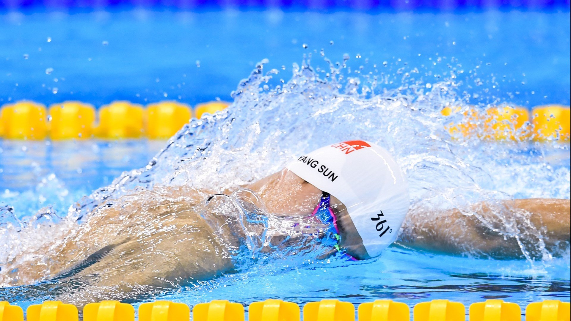 绿茵场上的险胜与乒乓台前的制胜,体育竞技中的关键时刻